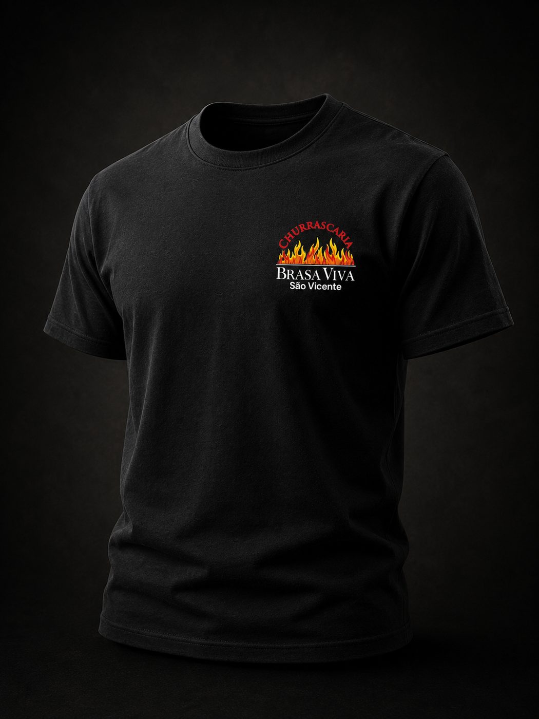 Mockup da frente da t-shirt preta Brasa Viva com logótipo ao peito