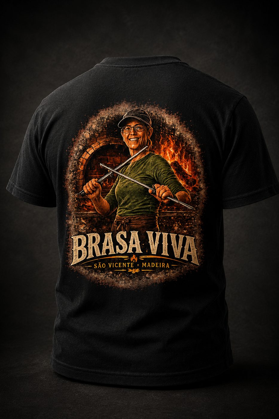 Mockup das costas da t-shirt preta Brasa Viva com ilustração de churrasqueira