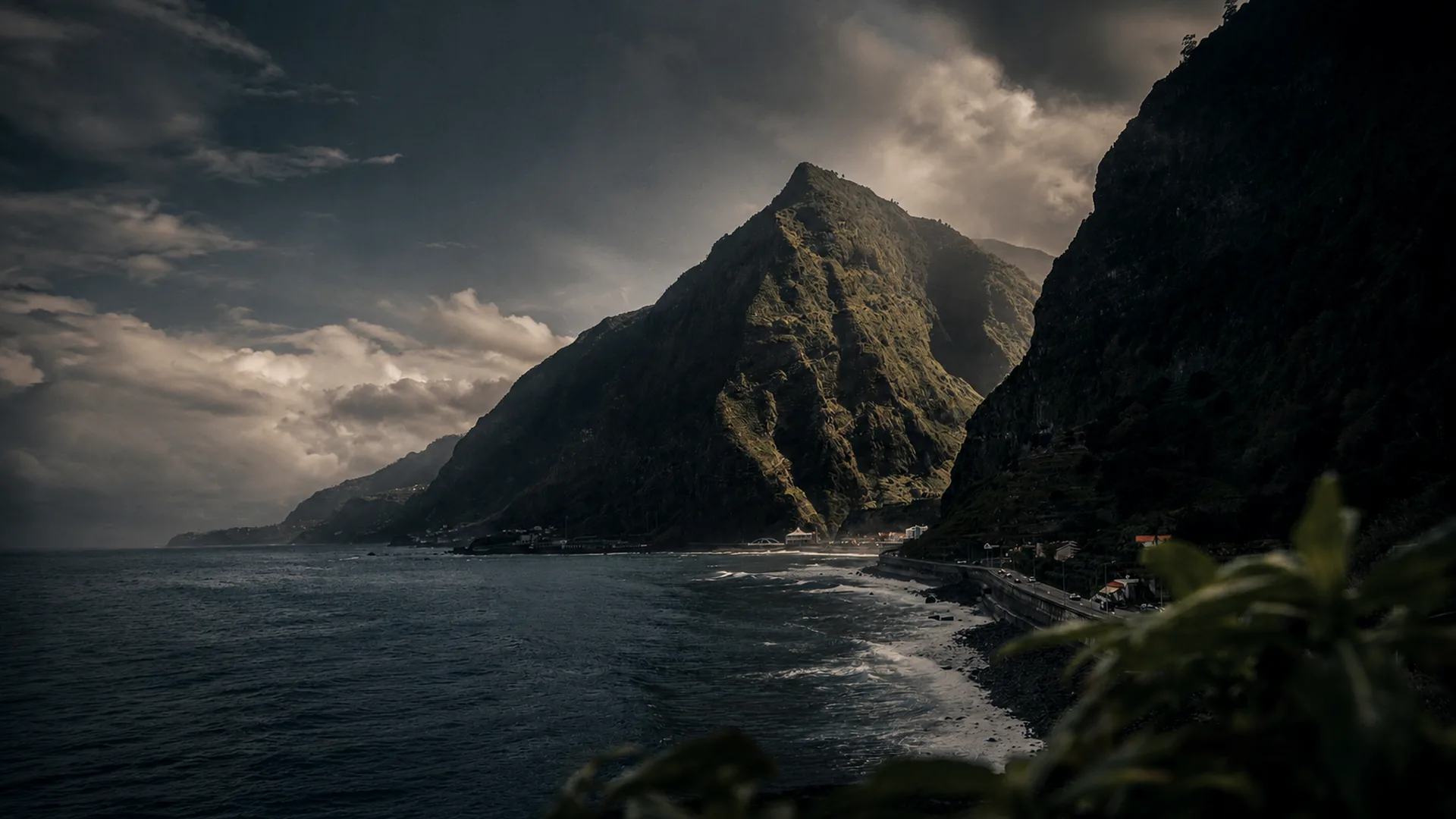 Vila de São Vicente sob nevoeiro na costa norte da Madeira