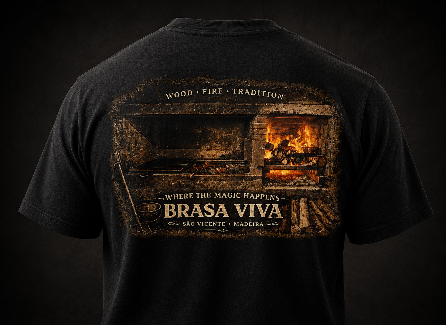 T-shirt Brasa Viva com estampagem nas costas do forno a lenha, desenhada e impressa pela Madeira Studio