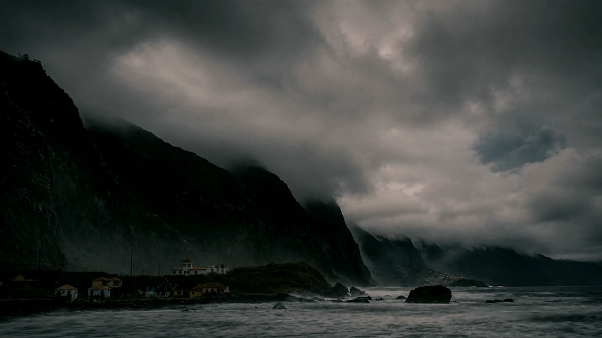 Falésias negras de basalto e oceano Atlântico na costa norte da Madeira